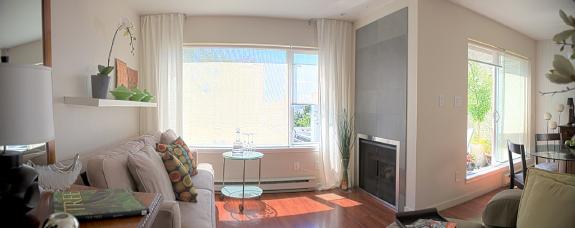 Living Room Wide.jpg (21735 bytes)